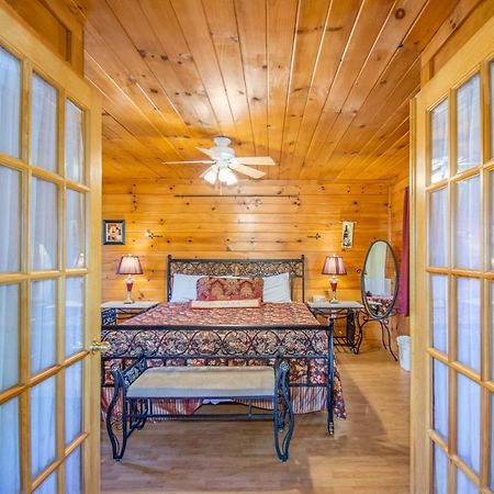 Ladybug Resort Romantic Cabin With Mountain Views, Game Room, Close To Dollywood Sevierville Ngoại thất bức ảnh