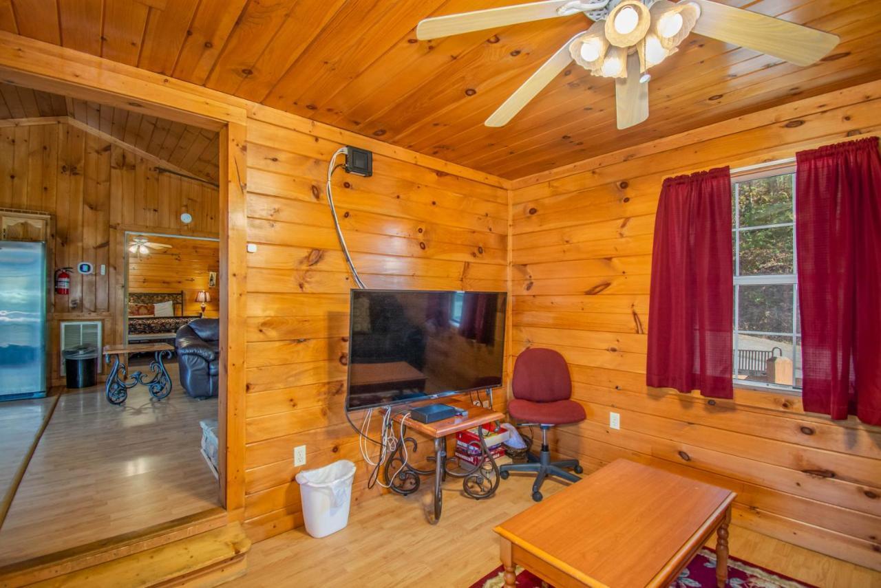 Ladybug Resort Romantic Cabin With Mountain Views, Game Room, Close To Dollywood Sevierville Ngoại thất bức ảnh