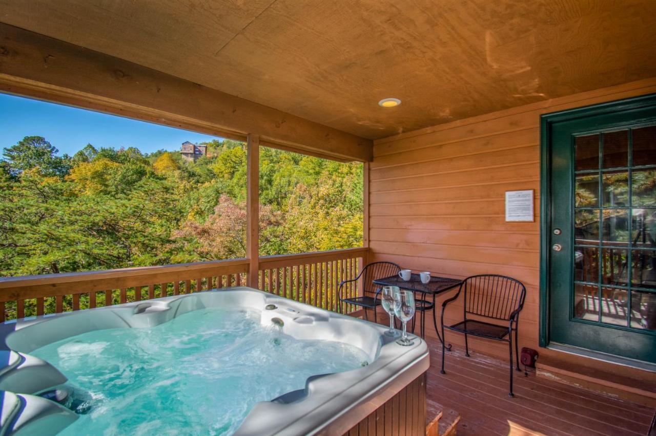 Ladybug Resort Romantic Cabin With Mountain Views, Game Room, Close To Dollywood Sevierville Ngoại thất bức ảnh