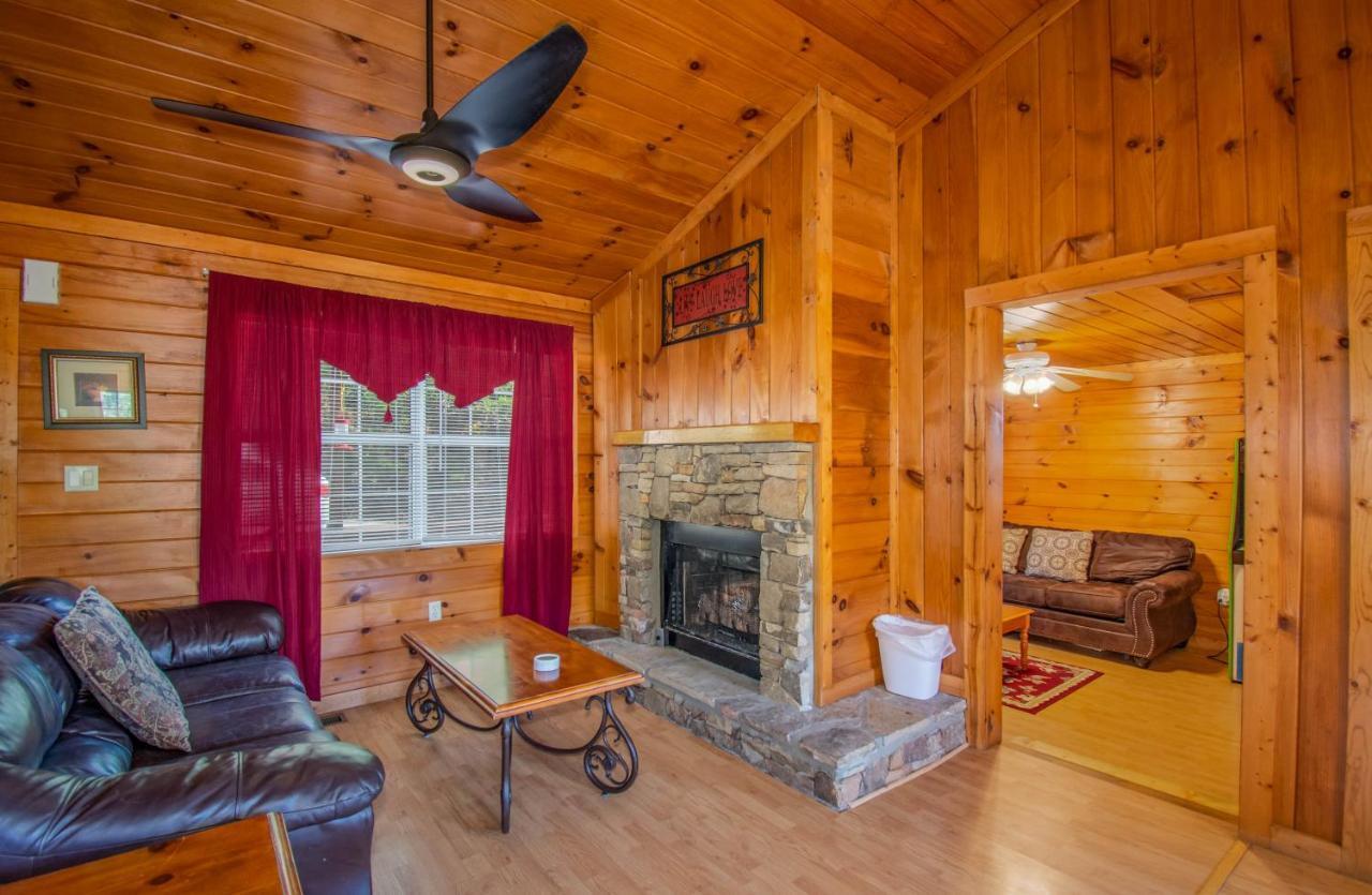 Ladybug Resort Romantic Cabin With Mountain Views, Game Room, Close To Dollywood Sevierville Ngoại thất bức ảnh