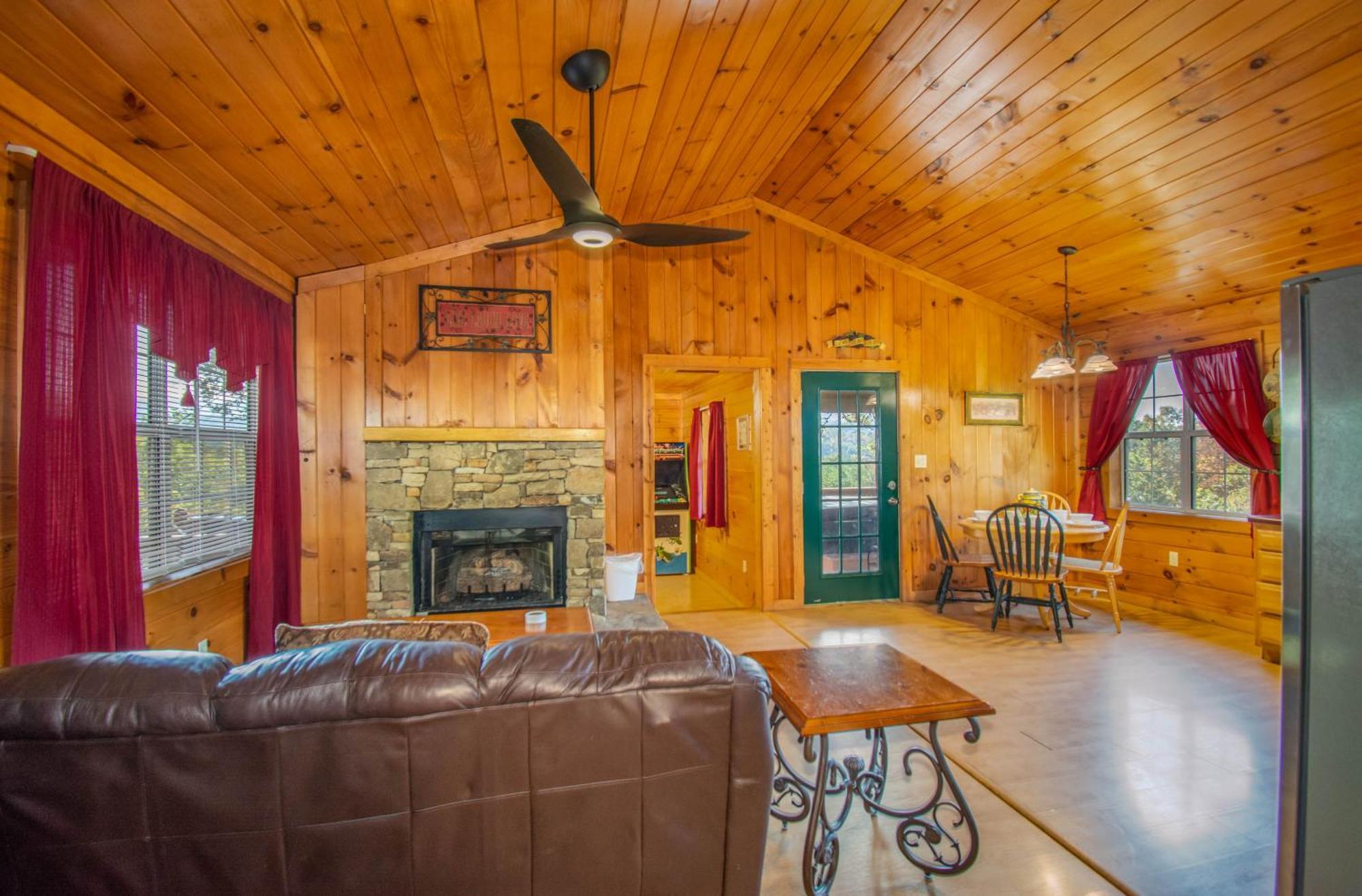 Ladybug Resort Romantic Cabin With Mountain Views, Game Room, Close To Dollywood Sevierville Ngoại thất bức ảnh
