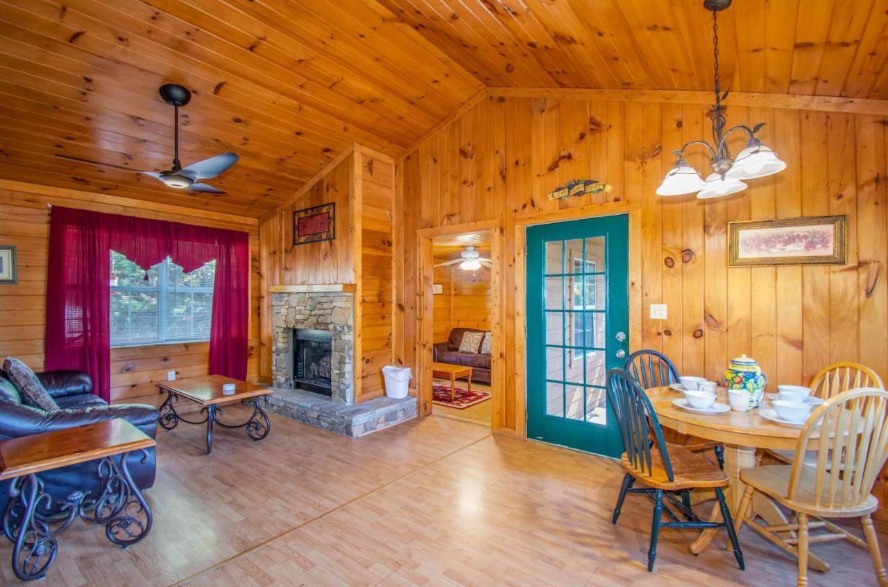 Ladybug Resort Romantic Cabin With Mountain Views, Game Room, Close To Dollywood Sevierville Ngoại thất bức ảnh