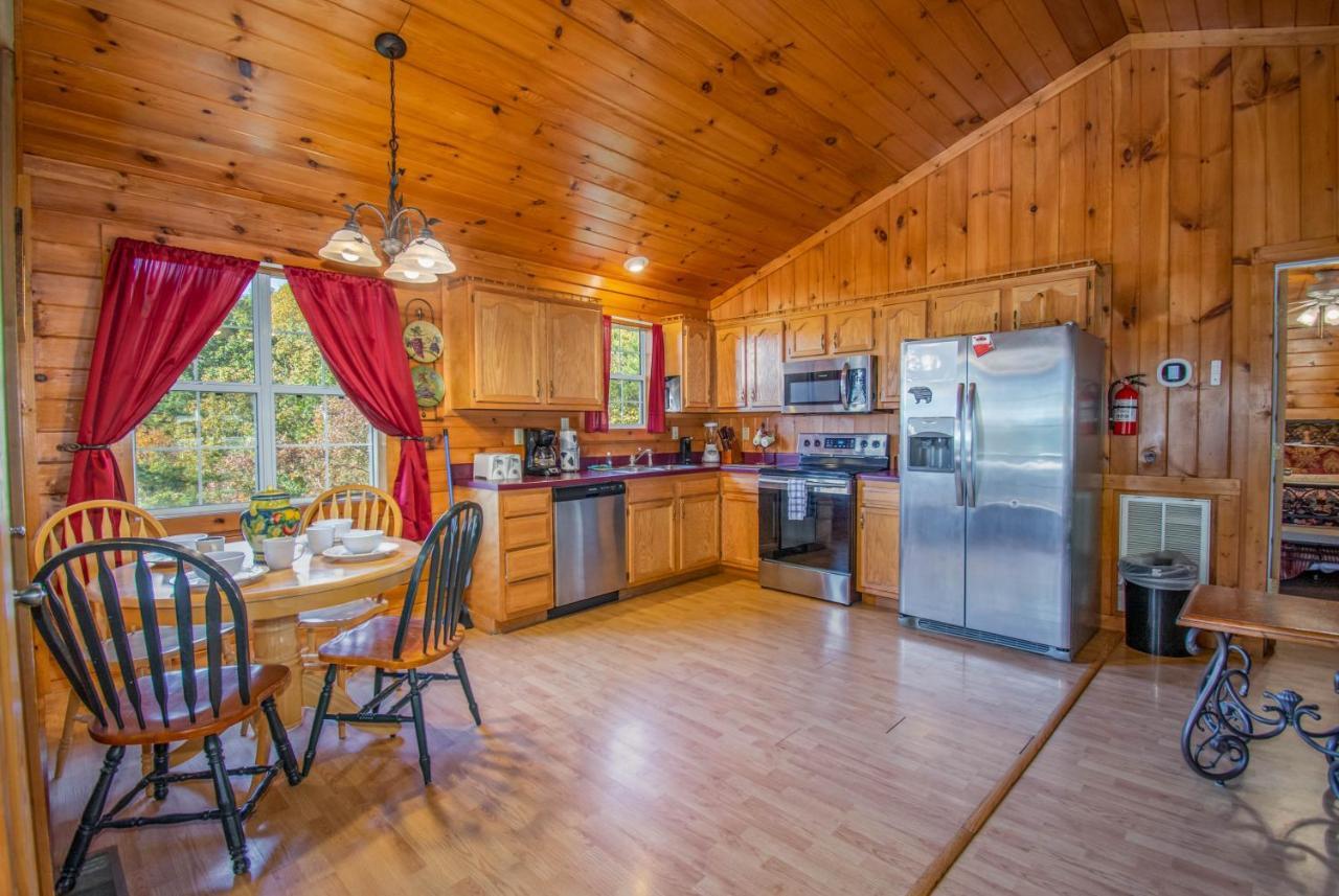 Ladybug Resort Romantic Cabin With Mountain Views, Game Room, Close To Dollywood Sevierville Ngoại thất bức ảnh